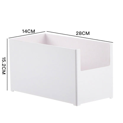 Moderne, weiße Aufbewahrungsbox mit einer halboffenen Seite und den Maßen 28 cm Länge, 14 cm Breite und 15,2 cm Höhe. Ihr Design ist minimalistisch und funktionell, geeignet für die Organisation und das ordentliche Verstauen von Gegenständen in jedem Wohnbereich.