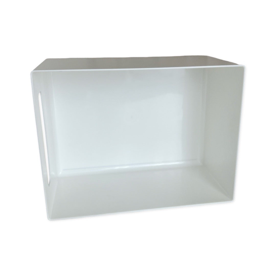 Weiße rechteckige Aufbewahrungsbox aus Kunststoff, von oben fotografiert, mit glatten Innenwänden und seitlichen Grifföffnungen.