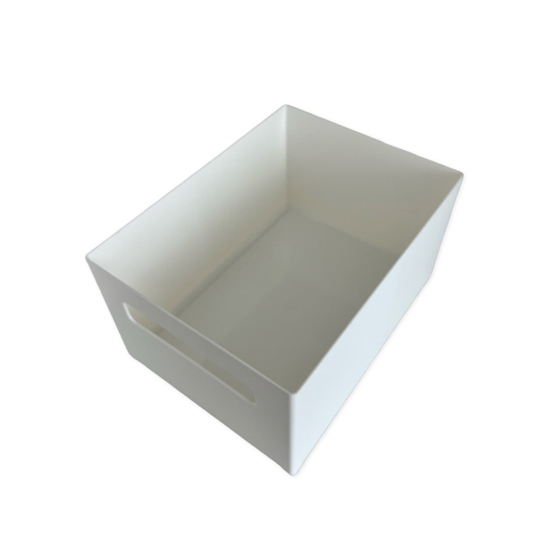Weiße Aufbewahrungsbox in rechteckiger Form, von schräg oben aufgenommen, ideal zur Aufbewahrung in Regalen, Schränken oder Vorratskammern.