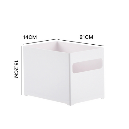 rechteckige, weiße Aufbewahrungsbox mit Griff, 21 cm breit, 14 cm tief und 15,2 cm hoch. Das schlichte und moderne Design ist perfekt für eine übersichtliche Organisation und stapelbare Aufbewahrung in jedem Raum.