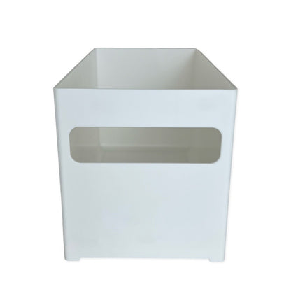 Frontansicht der schmalen Aufbewahrungsbox mit Griff – rechteckig, aus weißem Kunststoff, ideal für strukturierte Küchenorganisation.