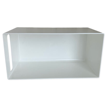 Weiße Kunststoffbox mit Griff – rechteckige Aufbewahrungsbox in schmalem Format, von oben fotografiert zur Darstellung der Innenfläche.