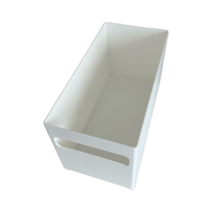 Weiße Aufbewahrungsbox mit Grifföffnung – rechteckige, kompakte Form (28x14x15 cm) zur Aufbewahrung kleiner Utensilien und Vorräte.
